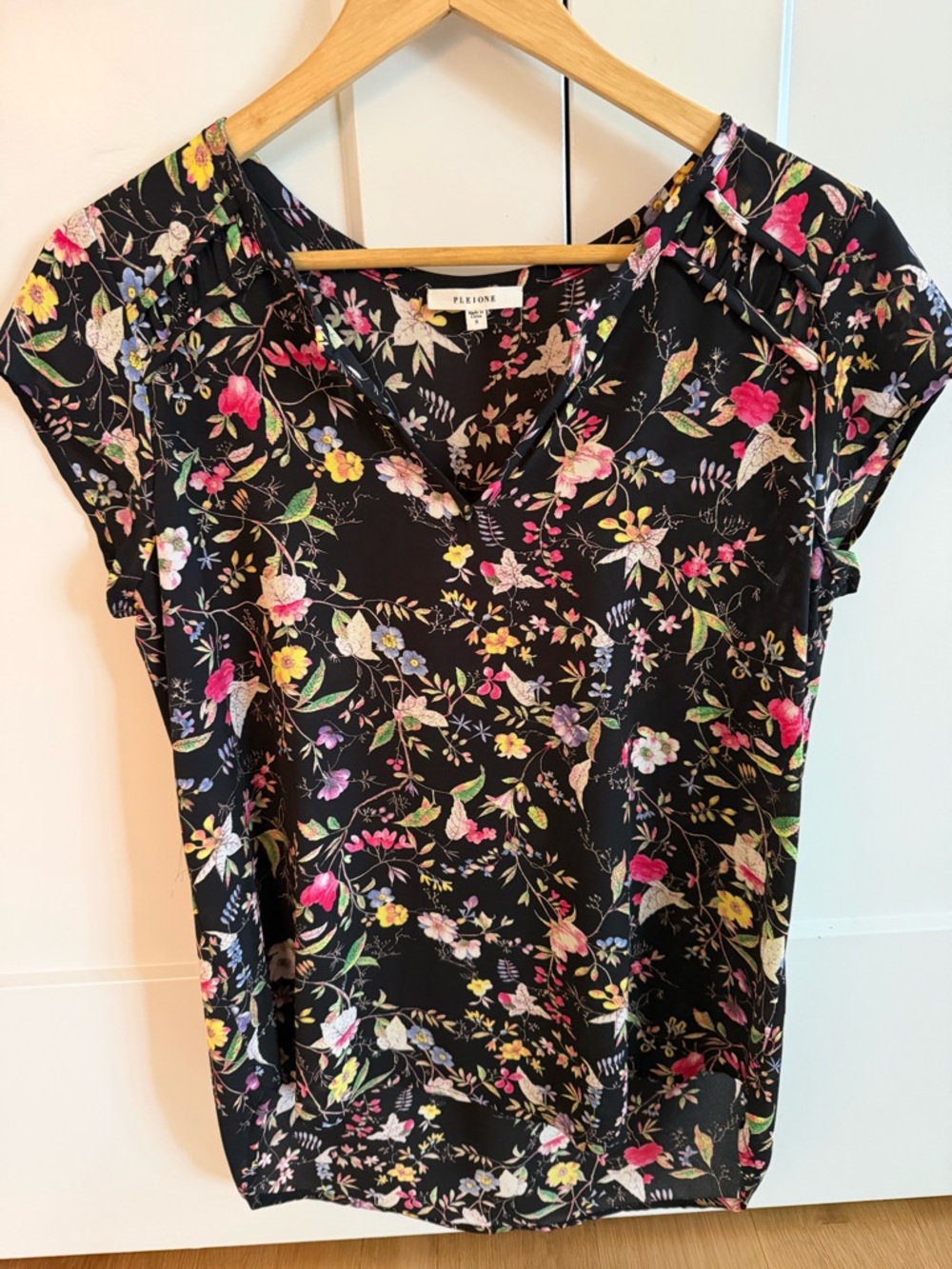 Pleione Black Floral V-Neck Short Sleeve Top- S